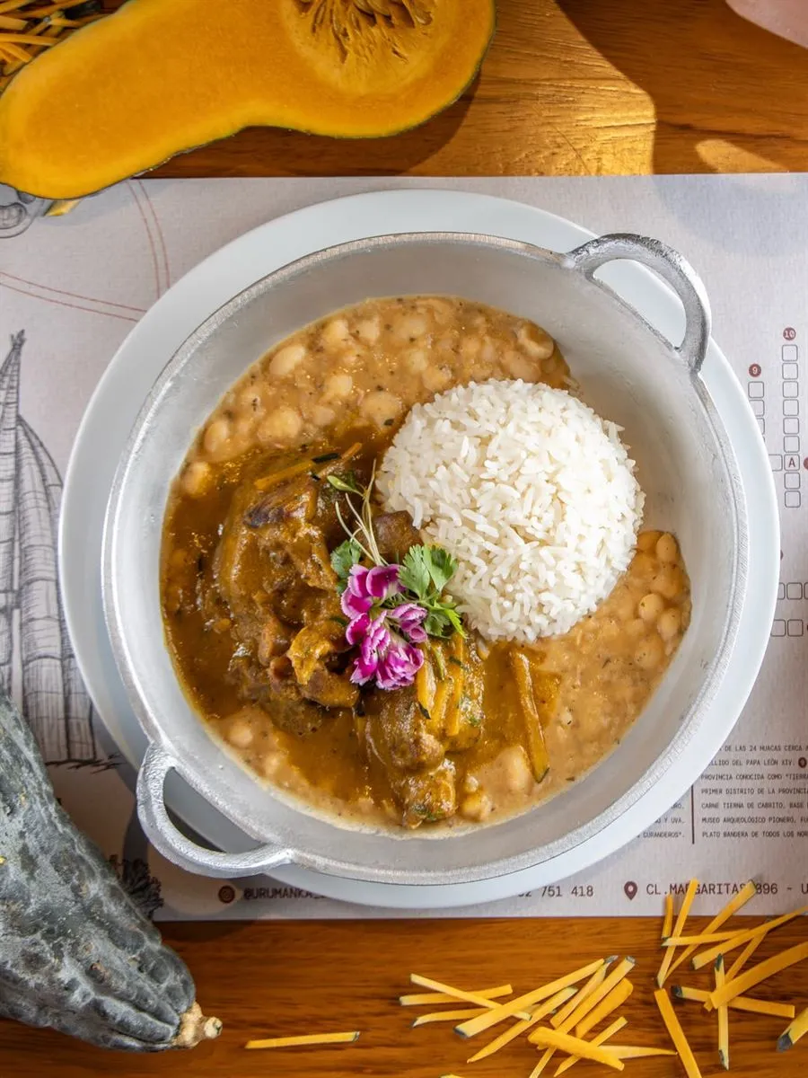 Cabrito a la norteña en olla de barro con arroz y frejoles