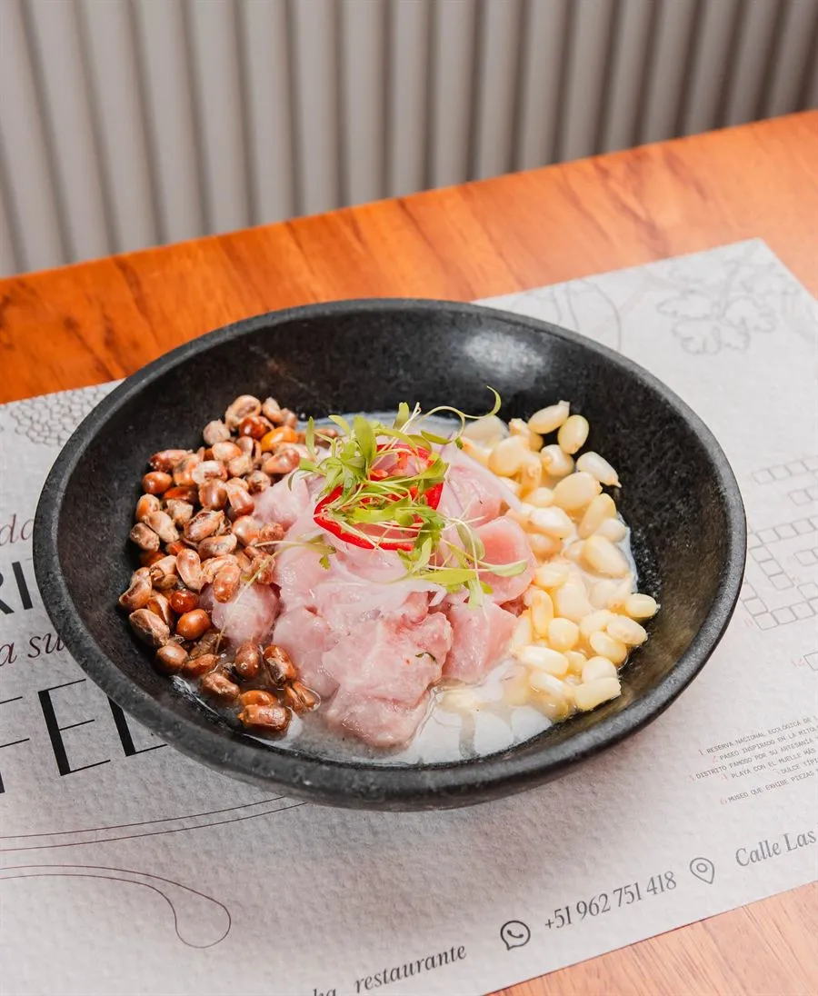 Ceviche de la Casa en bowl de piedra con cancha, choclo y camote