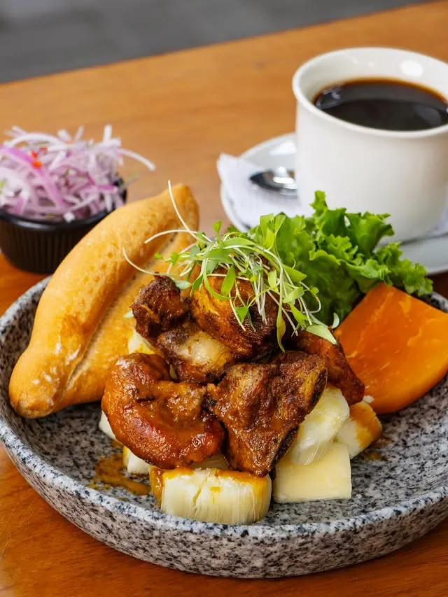 Frito chiclayano con yuca, camote, pan y café pasado