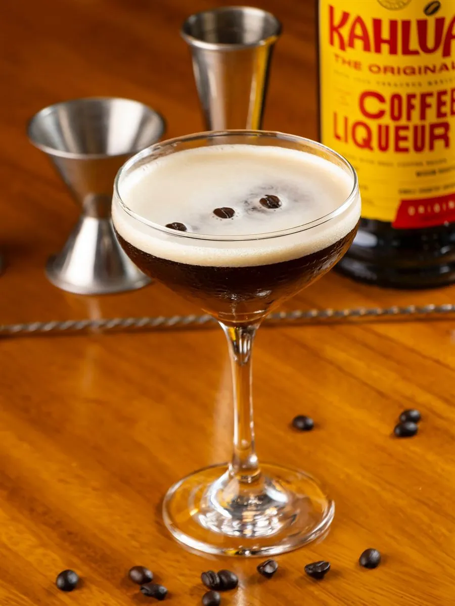 Espresso Martini servido en copa con granos de café