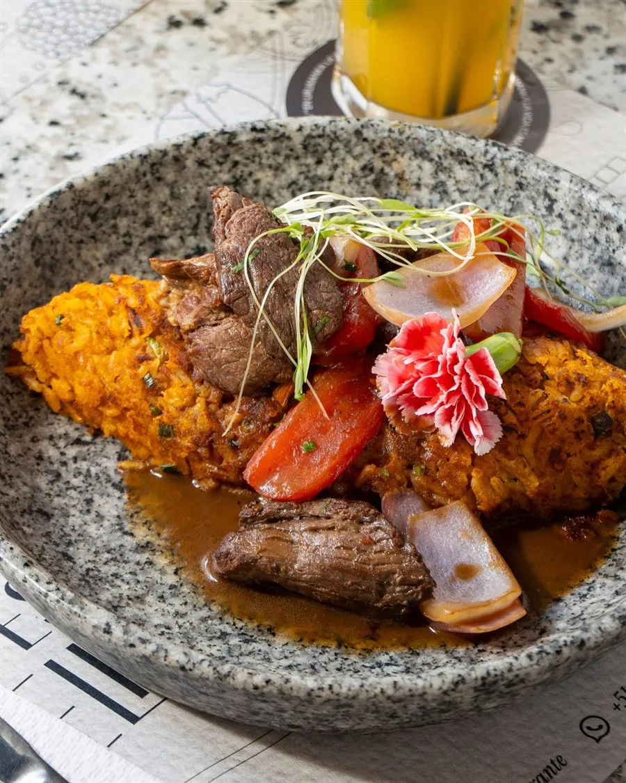 Tacu tacu de lomo saltado en bowl de piedra