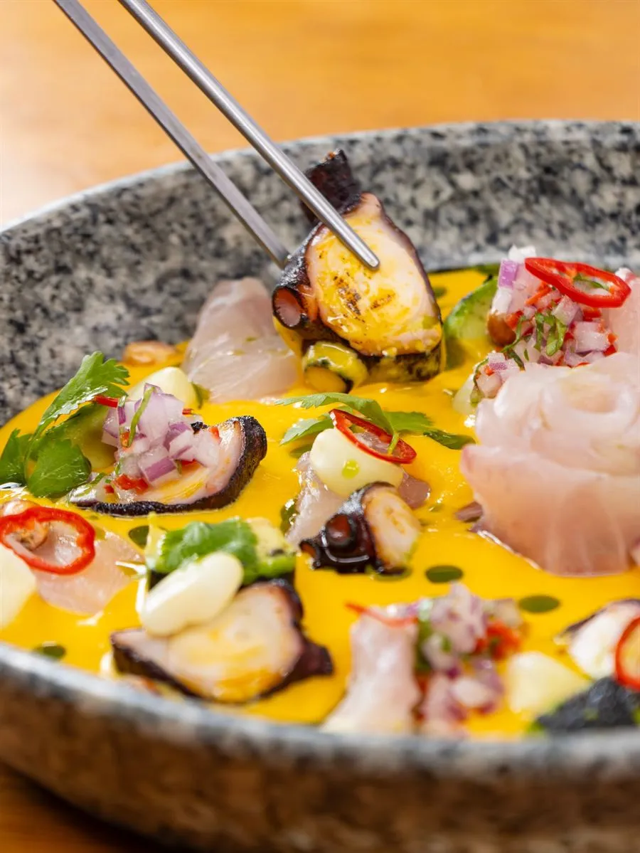 Tiradito de pescado y pulpo en crema de ají amarillo